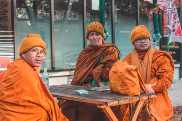 Photo Meditating monks