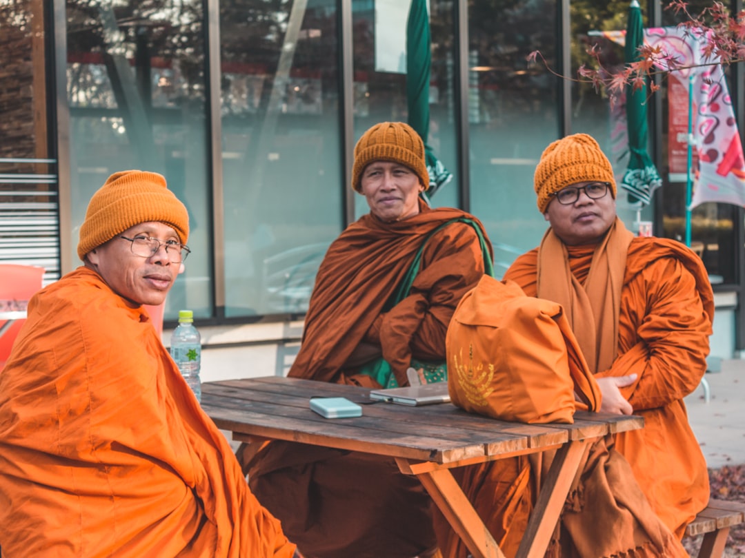 Photo Meditating monks